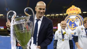 Zidane dan trofi Liga Champions 2017 usai kalahkan Juventus pada final di The Principality Stadium, Cardiff, (3/6/2017). Zinedine Zidane mundur dari kursi pelatih Madrid setelah meraih trofi Liga Champions tiga kali. 
